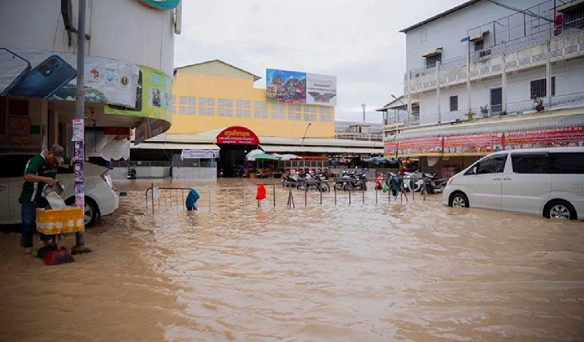 วิกฤตน้ำท่วม"เขมร" ลาม 10 จังหวัด! ปชช. เดือดร้อนเกือบ 2 หมื่นครัวเรือน