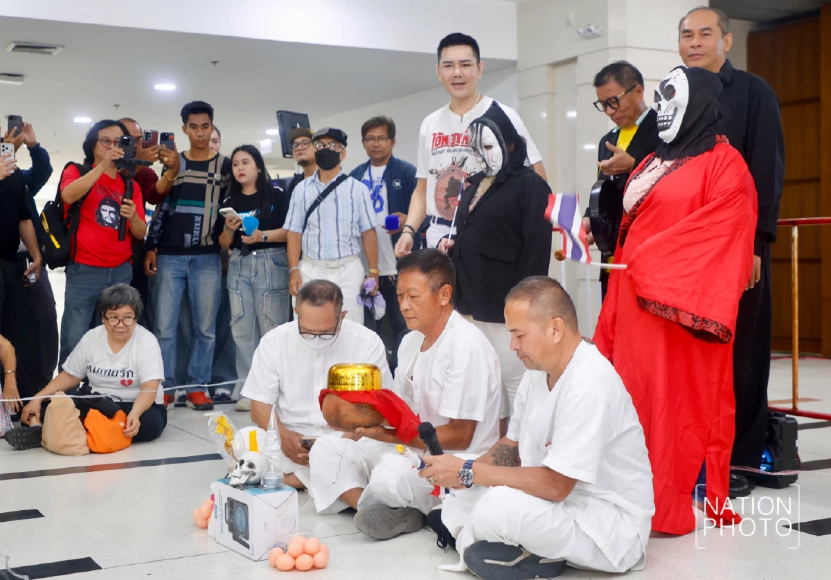 "ทนายอั๋น" แสดงออกเชิงสัญลักษณ์ ก่อน ก่อนกกต. แถลงข่าวคดีฮั้ว สว.