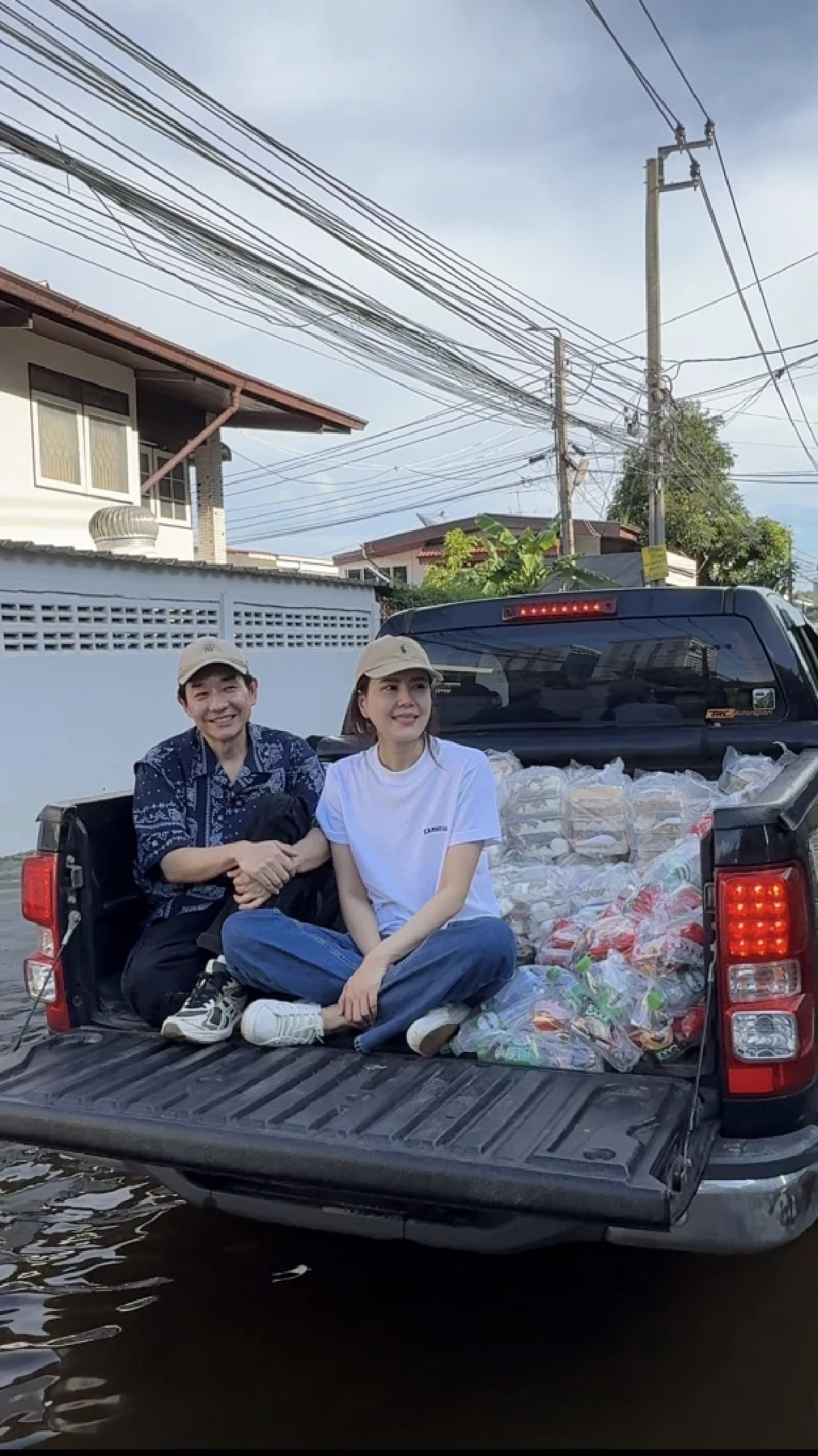 รถกับข้าวมาแล้ว “บอย-เจี๊ยบ” ลุยน้ำท่วมแจกอาหารให้ ปชช. รามคำแหง - หัวหมาก