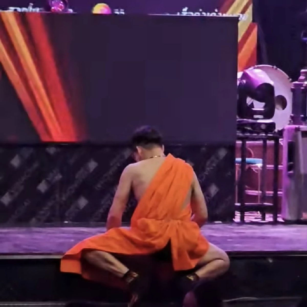 นักร้องผับดัง! ใส่จีวรควงปลัดขลิกโชว์บนเวที ย่องเงียบพบตำรวจ