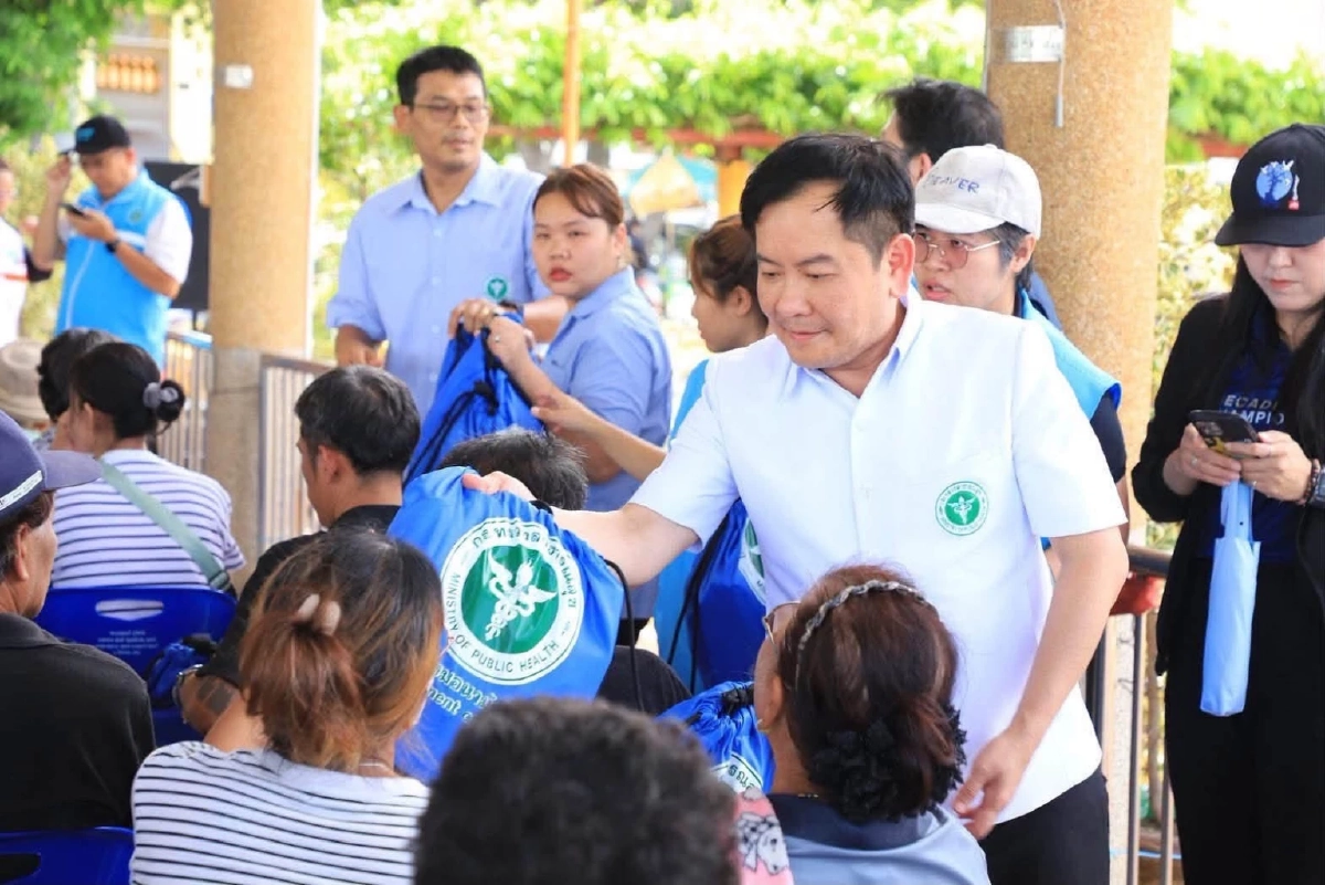 รมว.สาธารณสุข เยี่ยมให้กำลังใจผู้ประสบอุทกภัยชาวอยุธยา
