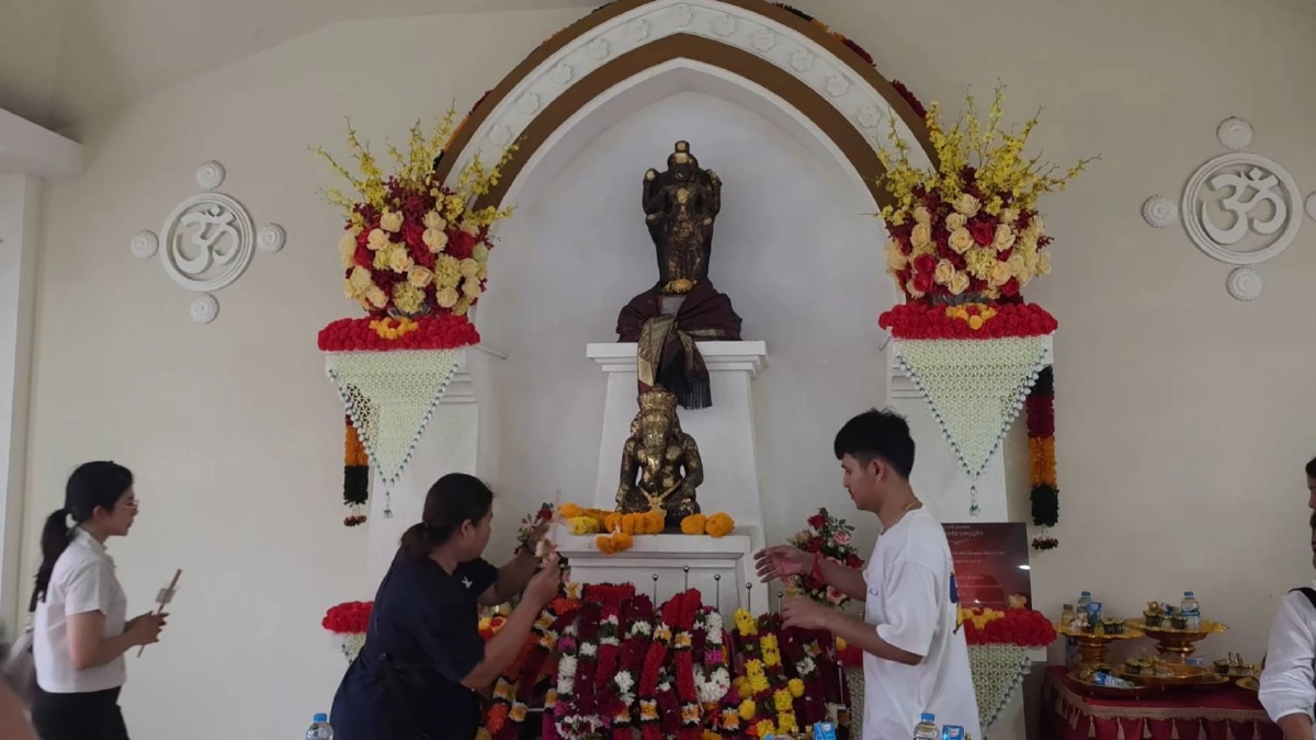 สายมูคึกคัก! แห่กราบ 'พระพิฆเนศ 1,300 ปี' ในวันคเณศจตุรถี ขอพรเสริมดวง
