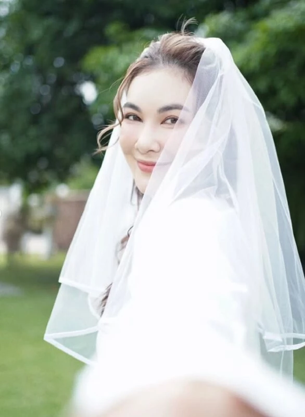 “แบงค์” โพสต์ภาพ “โบว์” สวมเวลเจ้าสาว ติดแท็กชวนลุ้น แฟนคลับแห่ยินดี