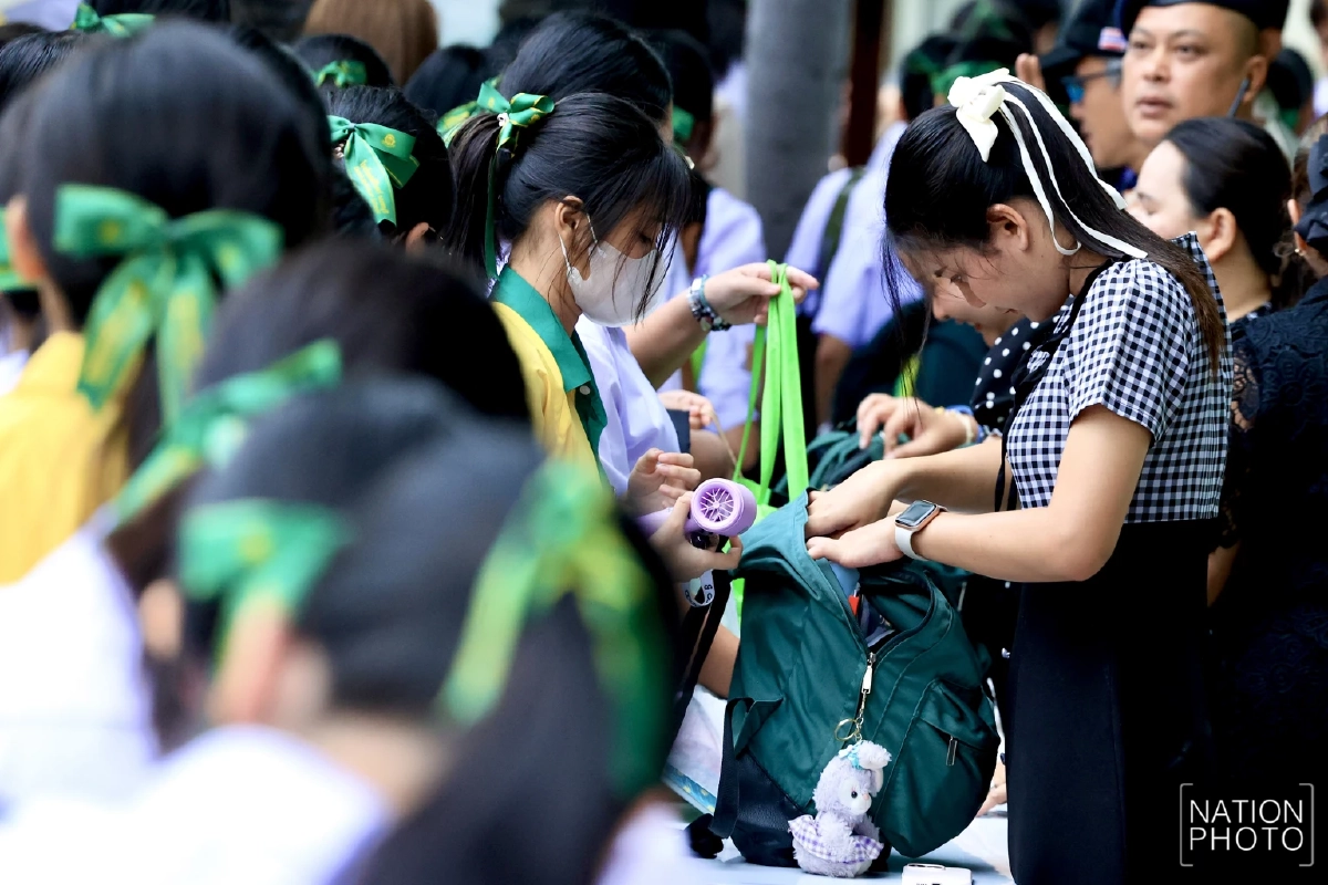 คัดกรองเข้ม! เทพศิรินทร์ นนทบุรี เปิดเรียนวันแรก ตร.-ครู คุมเข้มความปลอดภัย