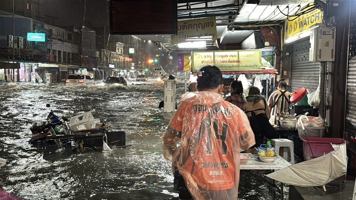 ฝนถล่มตี1 ทำ "พัทยา" น้ำท่วมทะลัก 1 เมตร น้ำสูงถึงอก-รถจมพังยับ