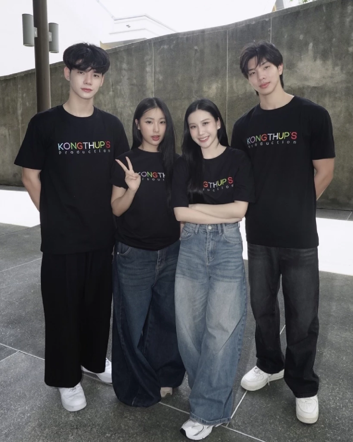 'หล่งลี–อาร์ม–โฟล์ค–บีเบล' รวมพลังจิตอาสา เปิดโรงครัวช่วยน้ำท่วม