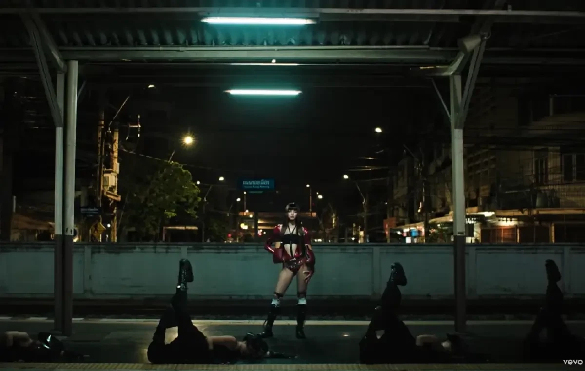 พาส่อง! สถานที่ถ่ายทำ SaWaDiKa เพลงใหม่ของ LISA เหมือนพาเที่ยวรอบกรุงเทพฯ