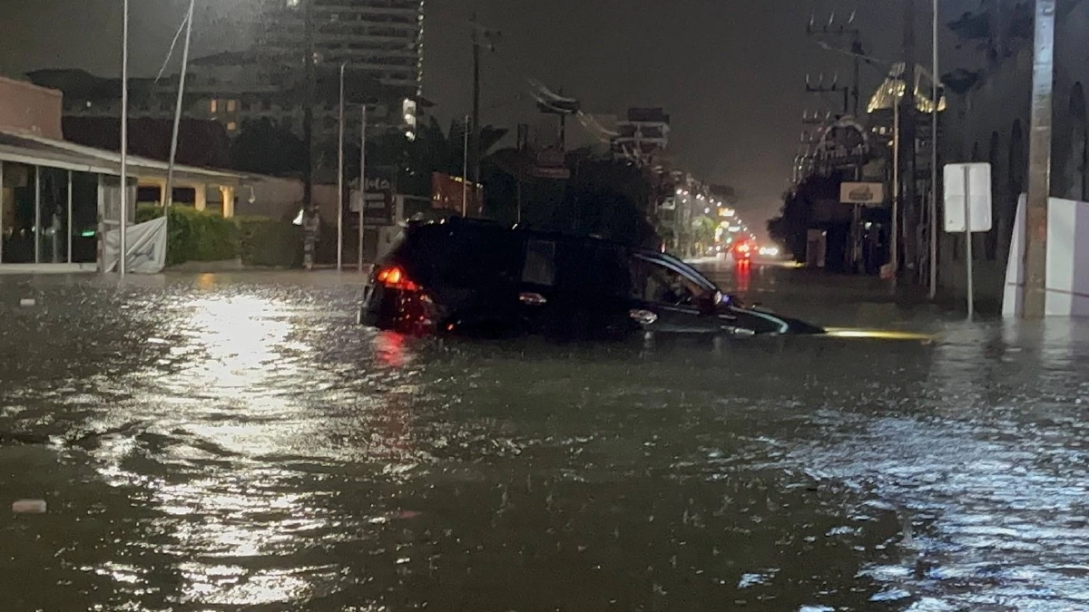 ฝนถล่มตี1 ทำ "พัทยา" น้ำท่วมทะลัก 1 เมตร น้ำสูงถึงอก-รถจมพังยับ