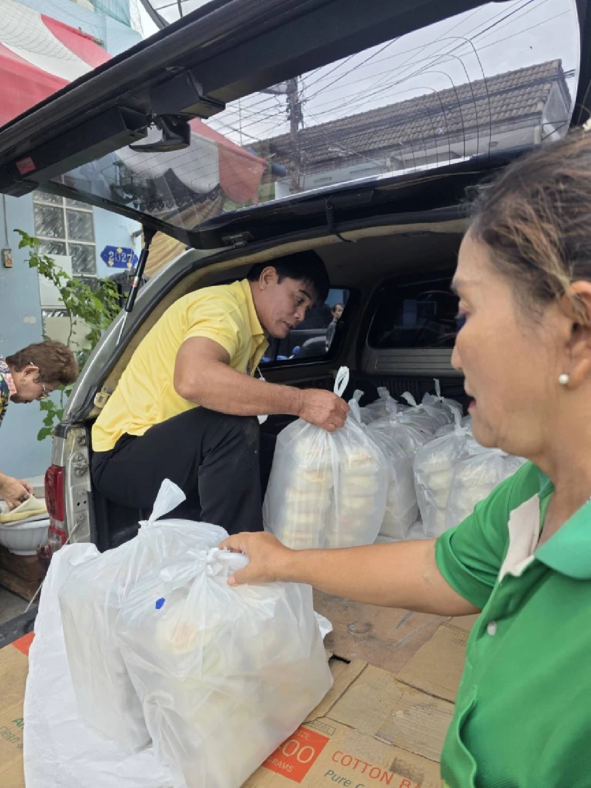 คนไทยไม่ทิ้งกัน! "ฮันนี่" ส่งข้าวกล่อง ช่วยผู้ประสบภัยน้ำท่วม