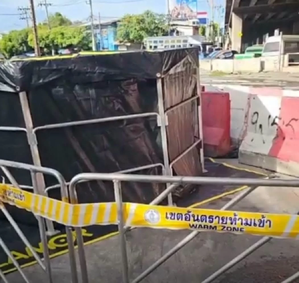 สูบออกแล้ว 5 พันลิตร น้ำมันปนเปื้อน ในท่อระบายน้ำ จำกัดวงการไหล