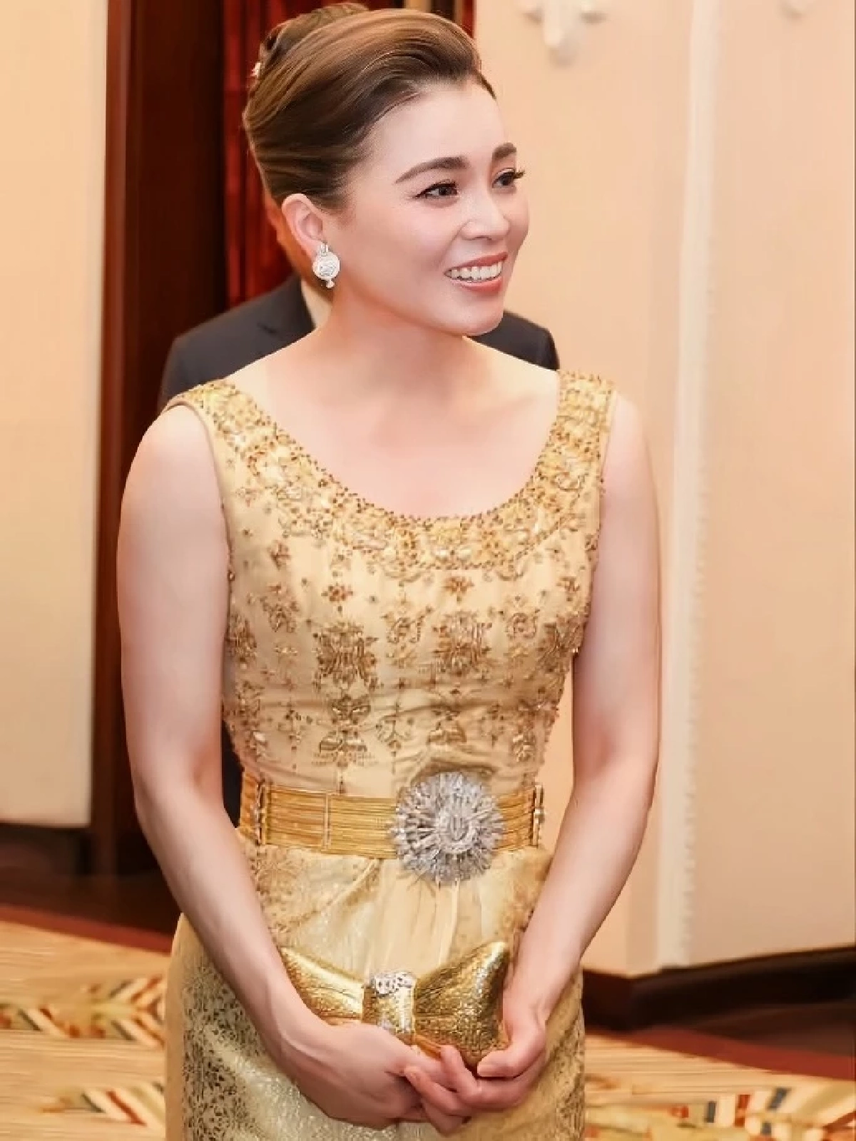 ถอดรหัส 'กระเป๋าคลัทช์ถมทองตะเงิน' สมเด็จพระนางเจ้าฯ พระบรมราชินี