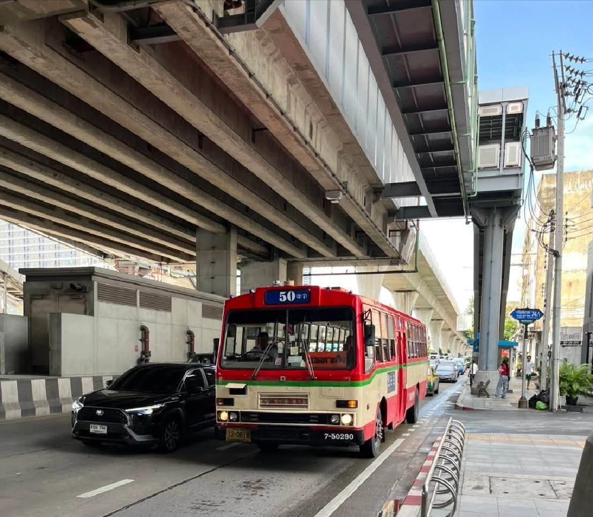 MRT สายสีน้ำเงิน-สายสีม่วง หยุดให้บริการบางสถานี เหตุไฟฟ้าลัดวงจร