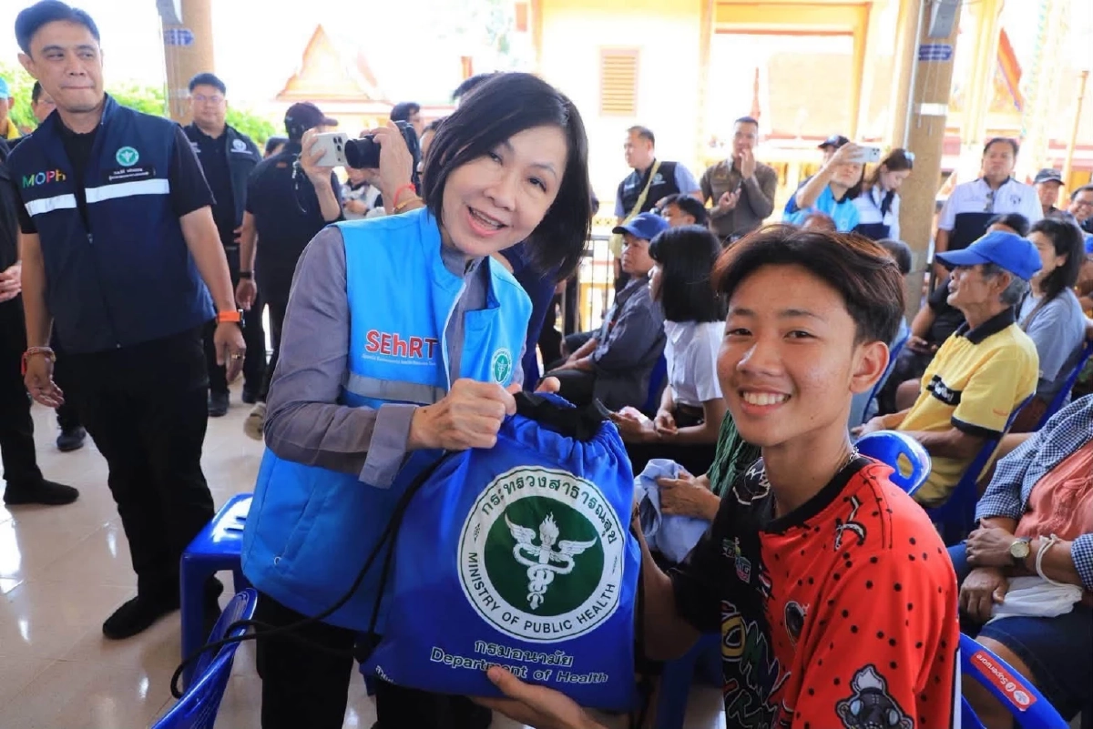 รมว.สาธารณสุข เยี่ยมให้กำลังใจผู้ประสบอุทกภัยชาวอยุธยา