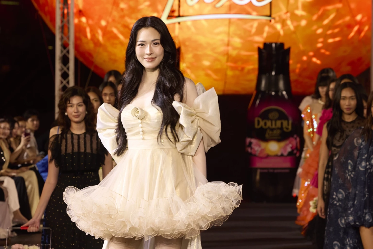 'หลิงหลิง คอง' ออร่าพุ่ง สะกดทั้งแคทวอล์ก นั่งแท่น Brand Ambassador