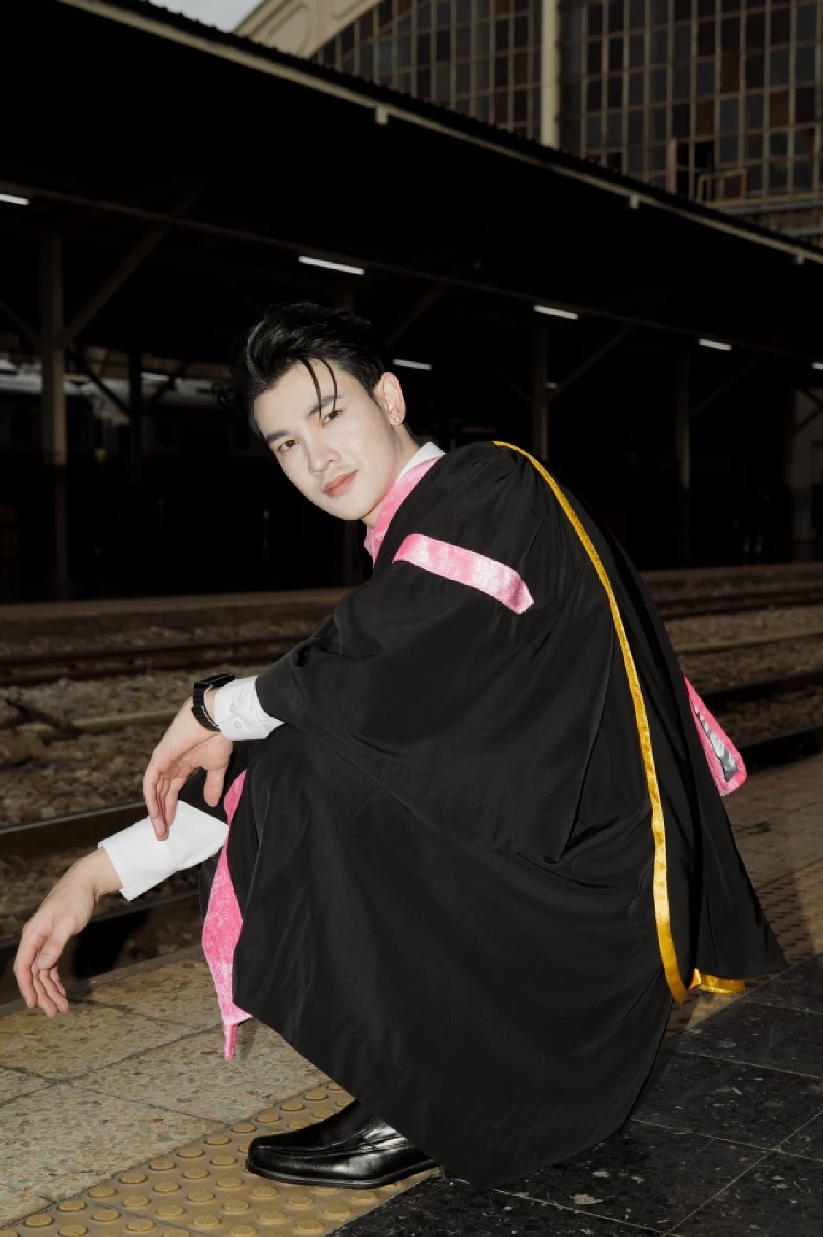 'ชาย สมชาย' บัณฑิตป้ายแดง มรภ.เชียงราย หล่อทะลุชุดครุย!