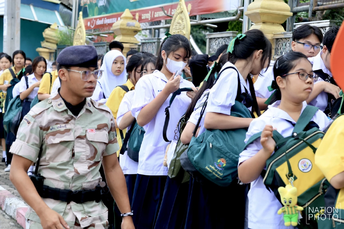 คัดกรองเข้ม! เทพศิรินทร์ นนทบุรี เปิดเรียนวันแรก ตร.-ครู คุมเข้มความปลอดภัย