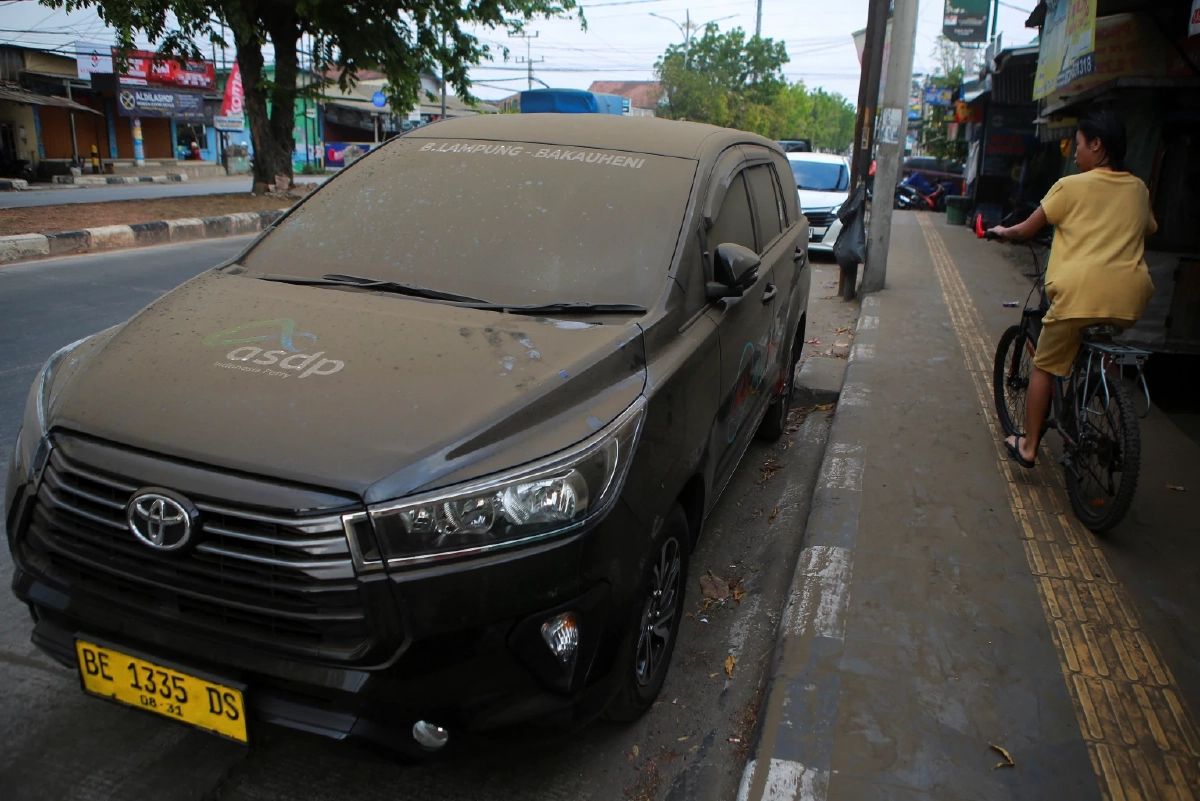 ภูเขาไฟ "อานัก กรากาตัว" ปะทุหนัก พ่นเถ้าควันสูงกว่า 15,000 เมตร อินโดฯ เร่งทำฝนเทียม