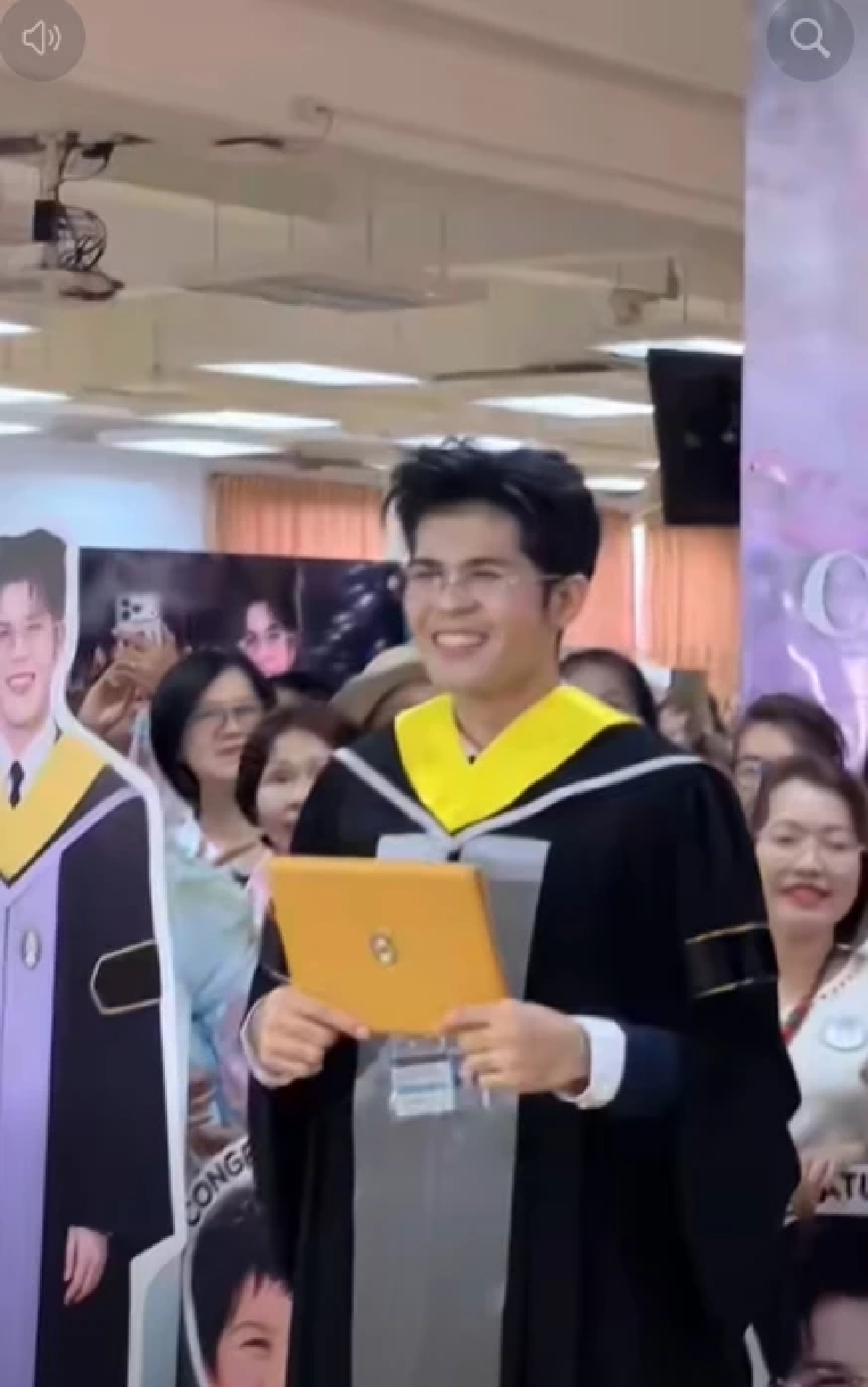 "ไรอัล กาจบัณฑิต" คว้าปริญญาตรี แม่ๆแฟนคลับแสดงความยินดีอบอุ่น