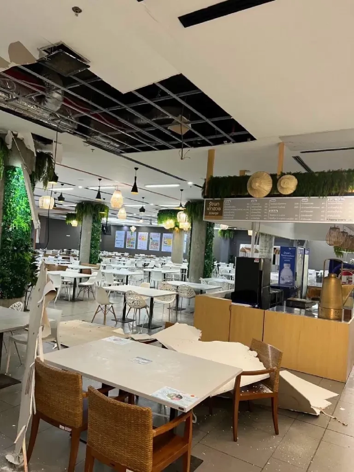 ระทึก! ฝ้าเพดาน โรงอาหารรัฐสภา ชั้น B2 พังถล่ม โชคดีไร้เจ็บ