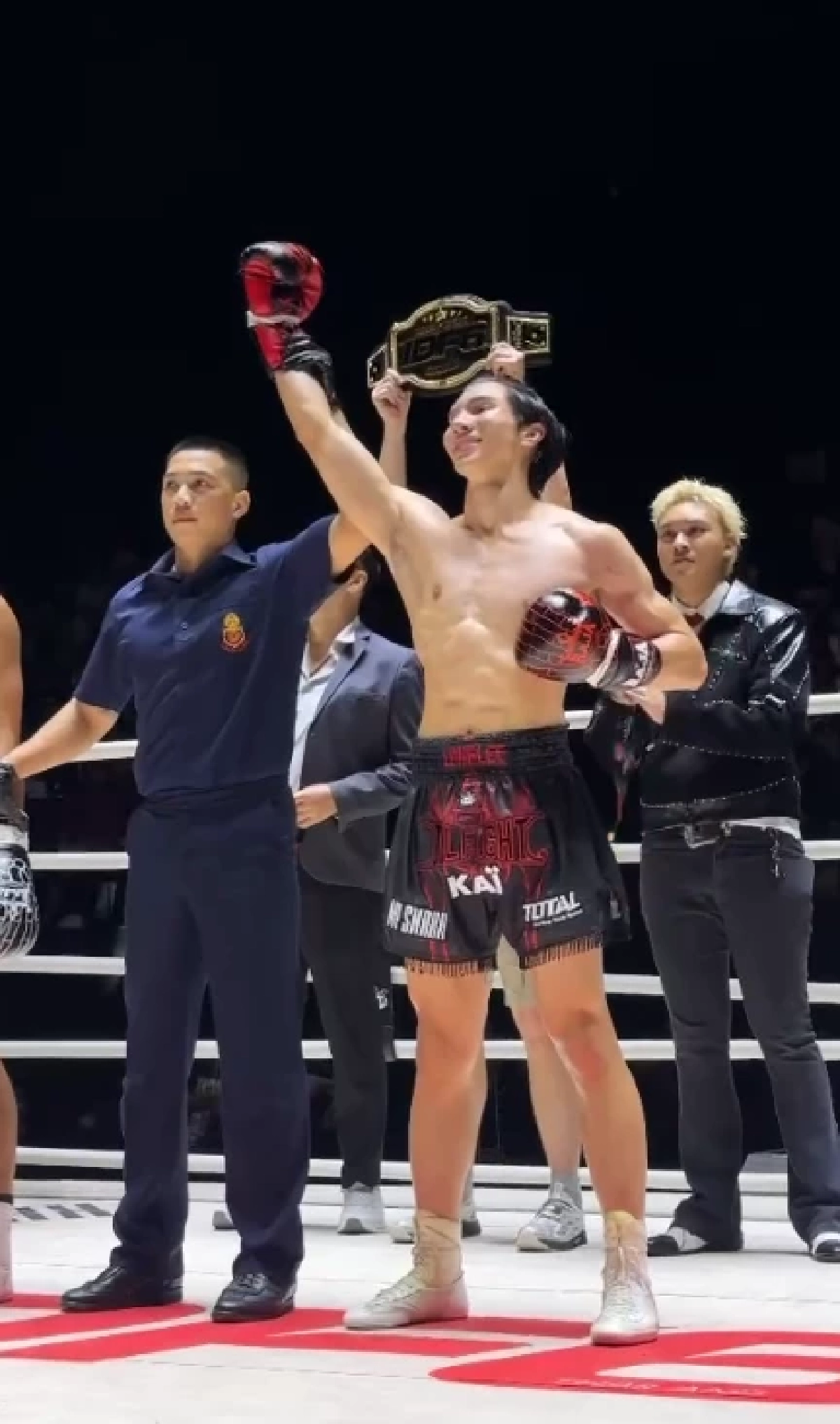 'หล่งซื่อ ลี' ท็อปฟอร์ม! ชนะน็อคเวที Idol Fight 6 คว้าชัยสุดเดือด
