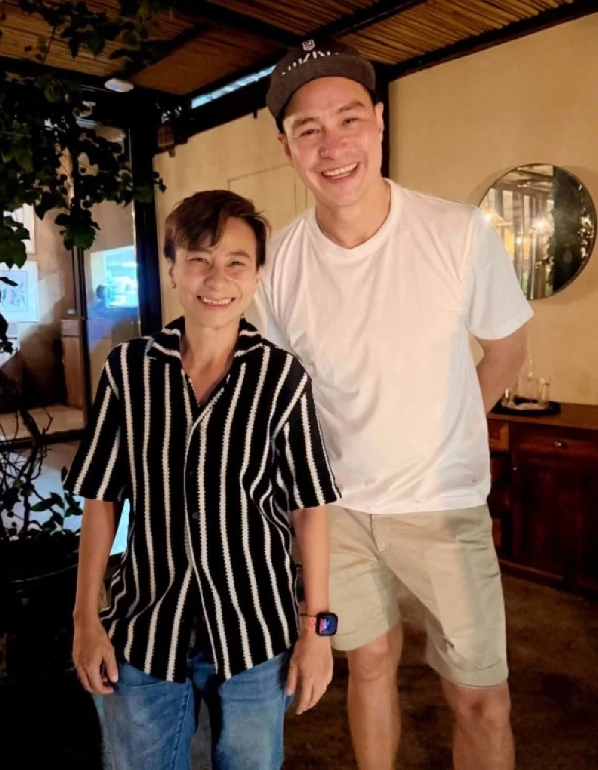 เจ้าสัวก็ไม่รอด! เปิดภาพชุด สาวมั่วบ้านงาน ร่วมเฟรมกับคนดัง สรุปพี่เป็นใครเนี่ย?