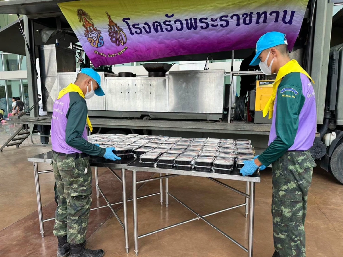 เปิด 4 จุดตั้ง "โรงครัวพระราชทาน" ช่วยเหลือผู้ประสบภัยน้ำท่วมใน กทม.