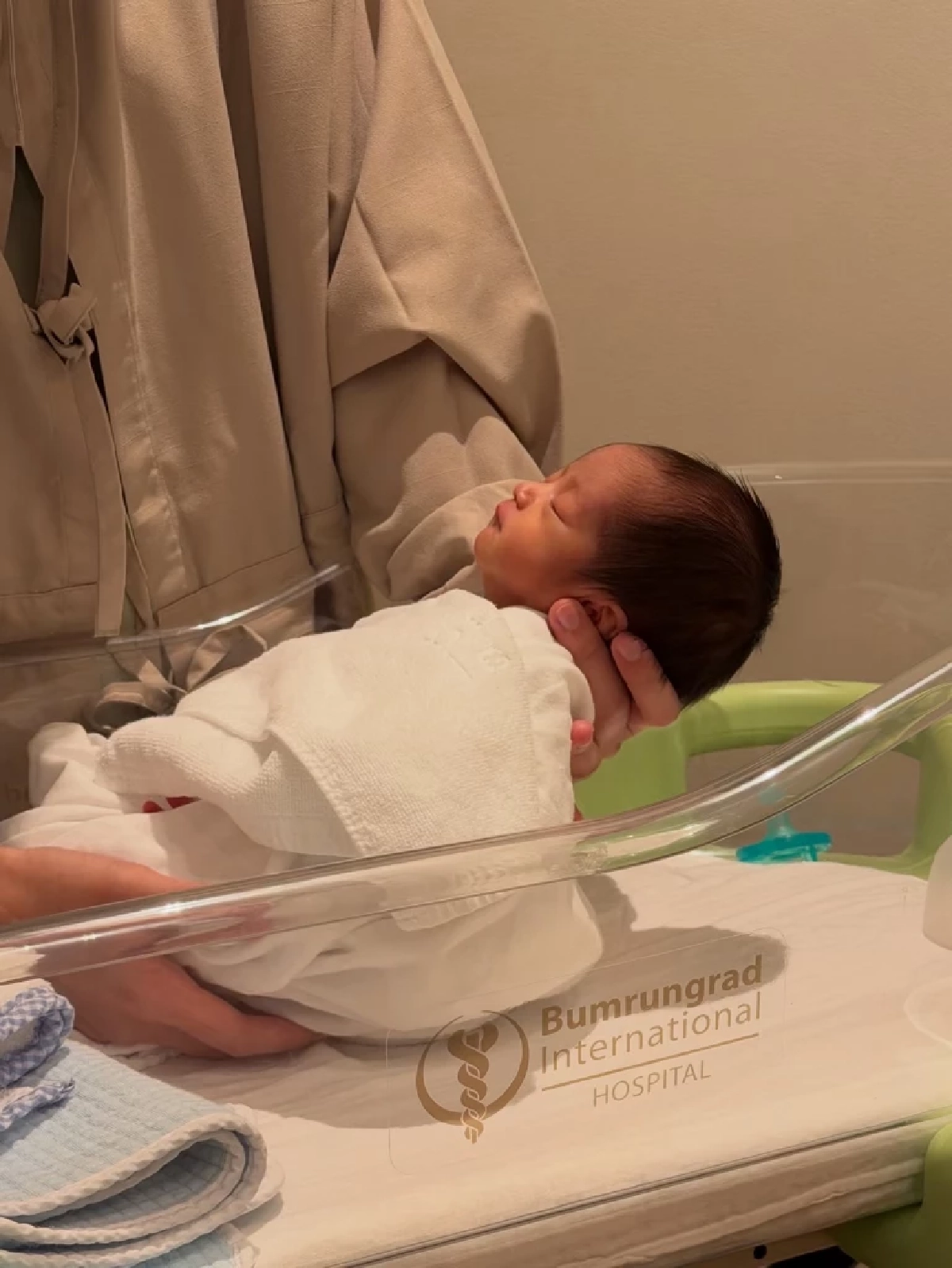 ทายาทตระกูลสิงห์มาแล้ว! "มายด์ ลภัสลัล" ถือฤกษ์ดี คลอดลูกชายคนแรก