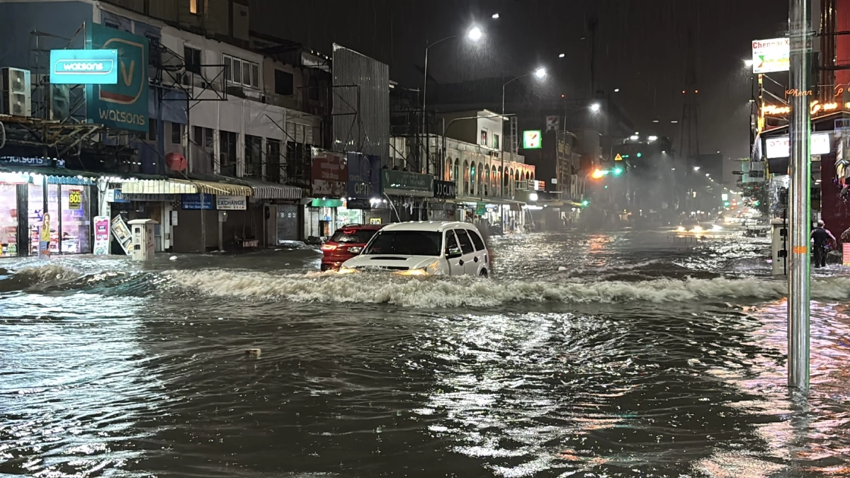 ฝนถล่มตี1 ทำ "พัทยา" น้ำท่วมทะลัก 1 เมตร น้ำสูงถึงอก-รถจมพังยับ