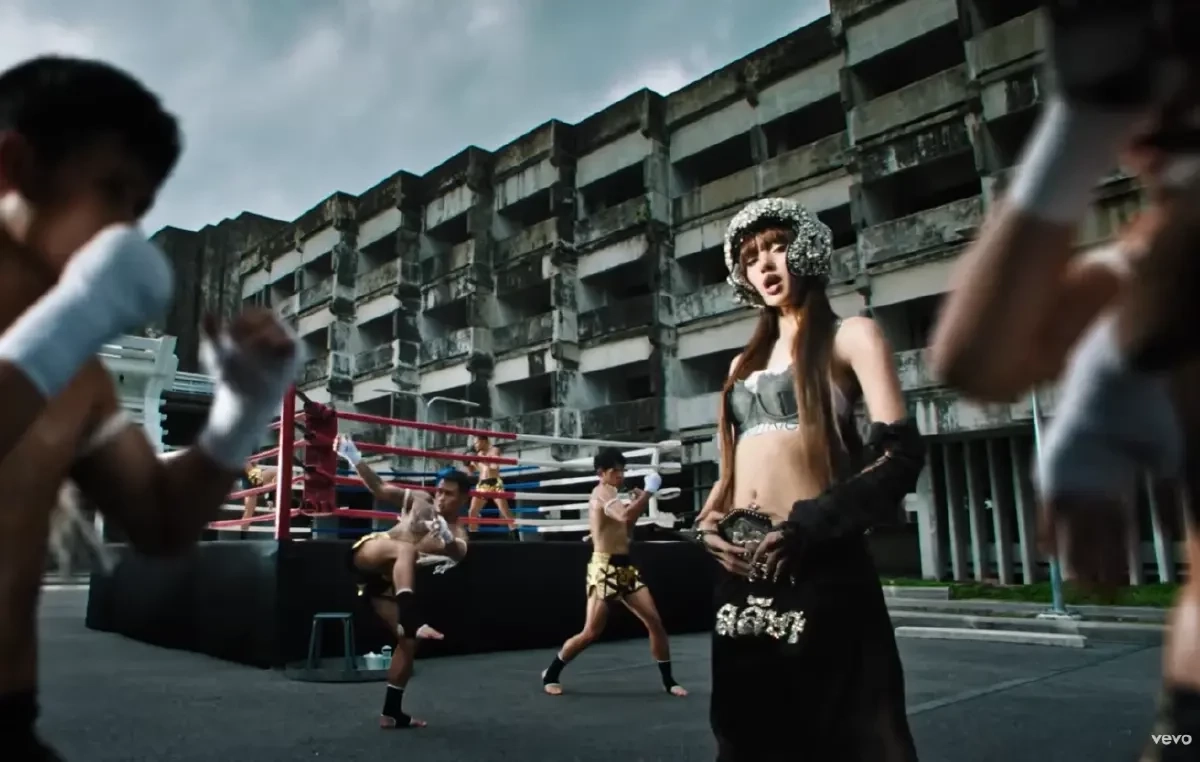 พาส่อง! สถานที่ถ่ายทำ SaWaDiKa เพลงใหม่ของ LISA เหมือนพาเที่ยวรอบกรุงเทพฯ