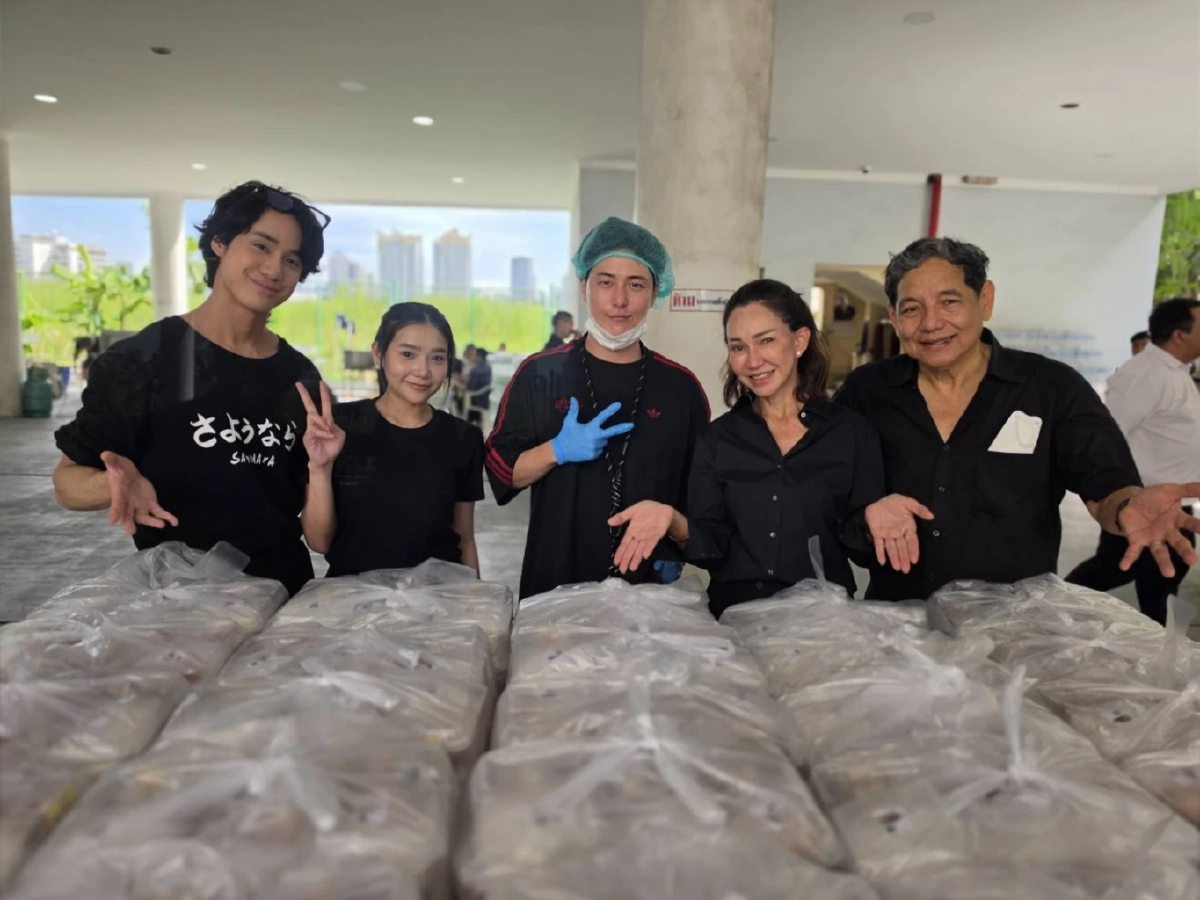 สุดยอด! ดาราจิตอาสา ทำข้าวกล่องนับพัน ช่วยผู้ประสบภัยน้ำท่วม