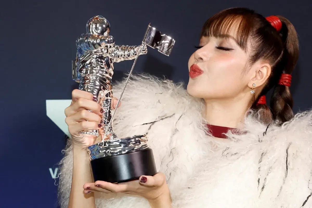 "ลิซ่า ลลิษา" ปล่อยโฮ! คว้ารางวัล "Best Pop" พูดขอบคุณค่ะบนเวทีระดับโลก 