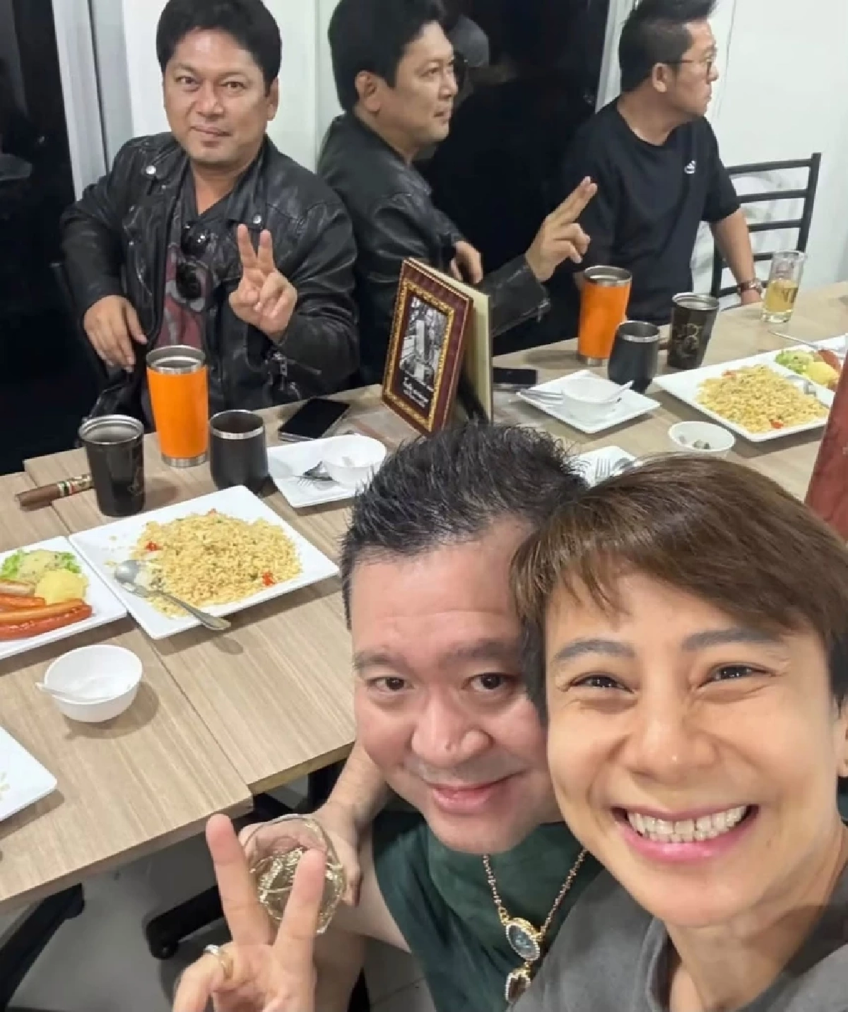 เจ้าสัวก็ไม่รอด! เปิดภาพชุด สาวมั่วบ้านงาน ร่วมเฟรมกับคนดัง สรุปพี่เป็นใครเนี่ย?