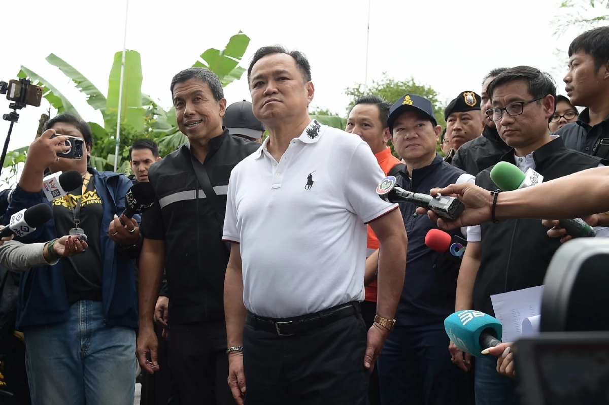 นายกฯ ลงพื้นที่ชุมชนริมคลองเปรมฯ ชาวบ้านตะโกน "รวยไม่ไหว"