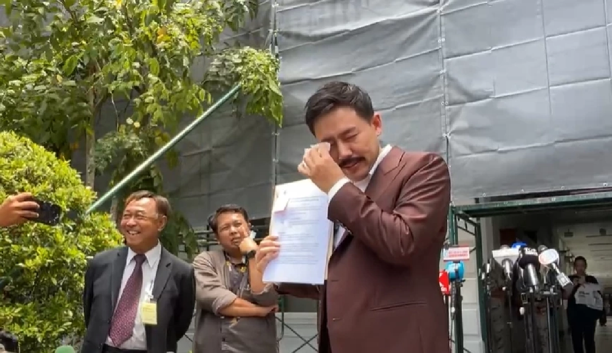 ปั่นจัด ติดหนวด แปลงร่างกายเป็น "ตั้ม จอมพลัง" บุกมหาดไทยยื่นสอบมูลนิธิ "กันจอมพลังฯ"