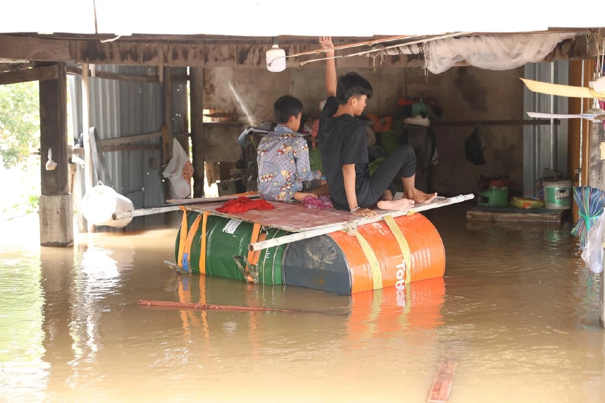 กัมพูชาเตือน! น้ำท่วมใหญ่ เสี่ยง ‘ทุ่น-วัตถุระเบิด’ พัดเข้าชุมชน