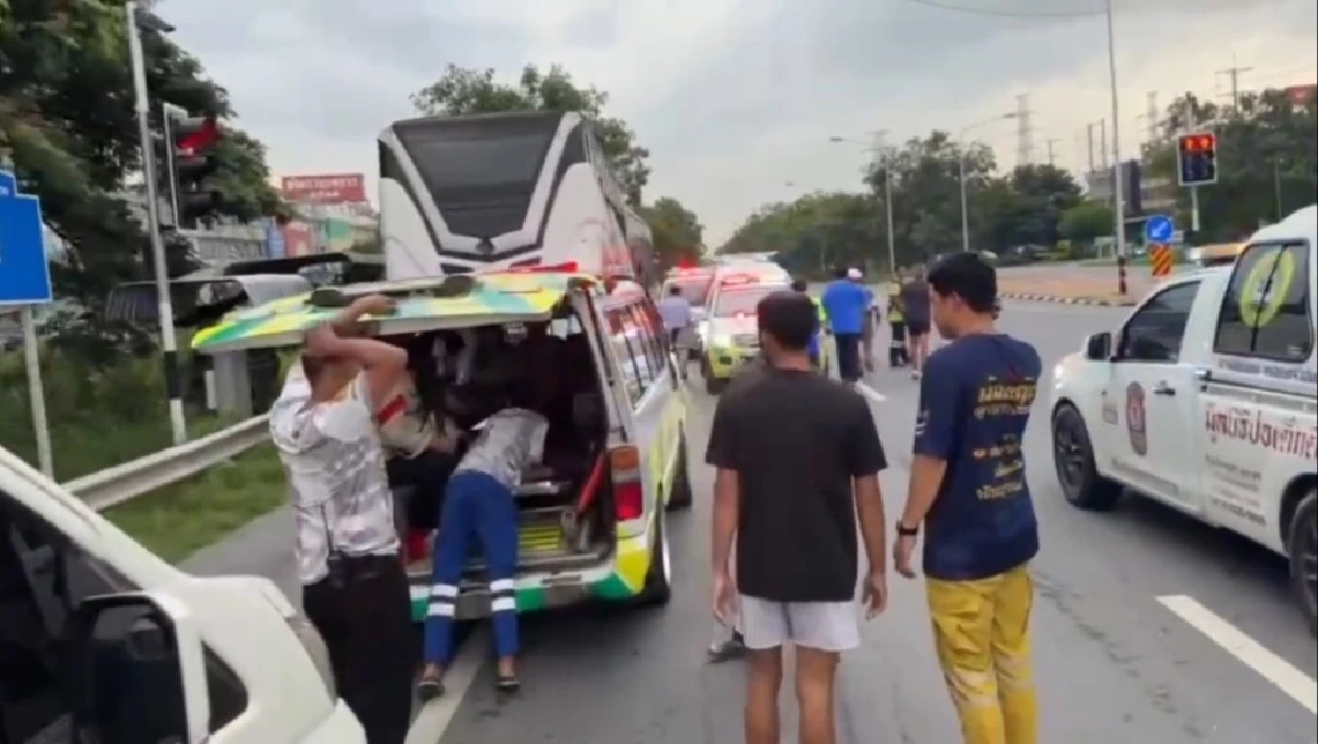 2 รถบัสรับส่ง พนง. ต่างโรงงาน ชนสนั่นกลางแยก เจ็บระนาว 25 ชีวิต