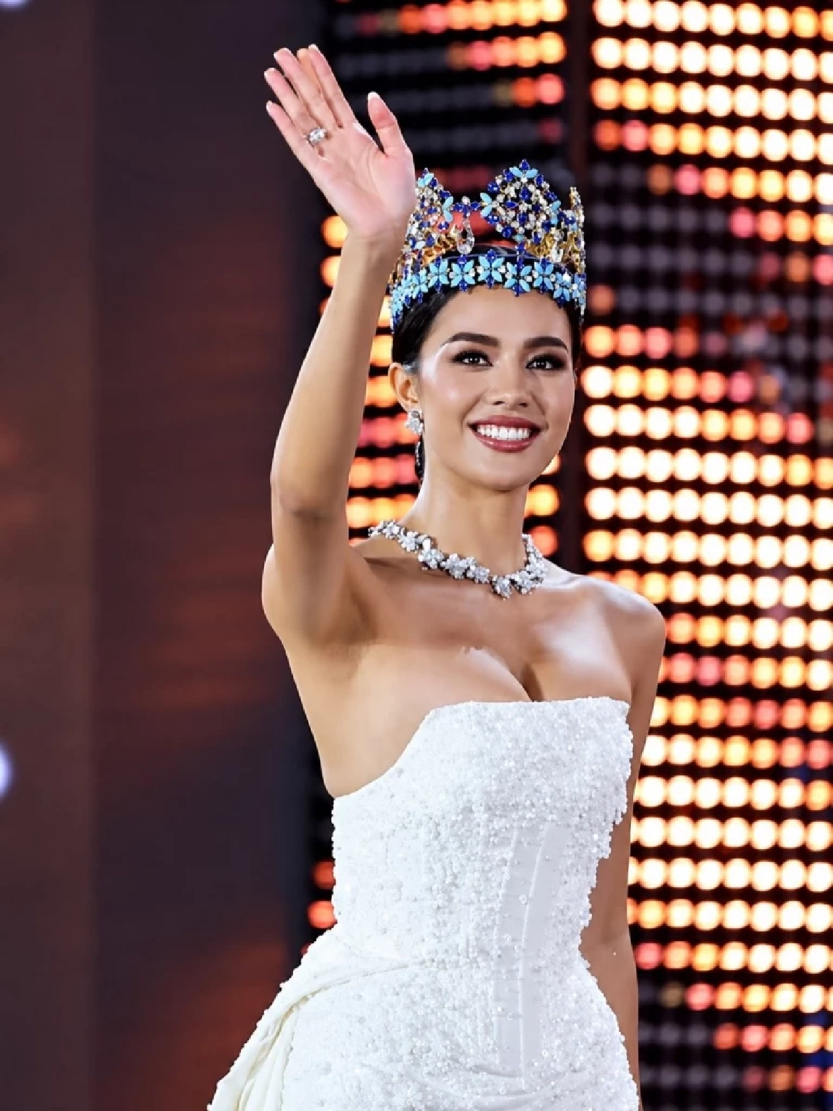 สะกดสายตา! 'โอปอล สุชาตา' อำลา Miss World 2025 ผ้าไหมไทยกว่า 108 เมตร