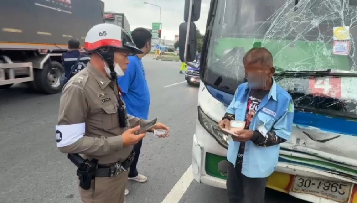 2 รถบัสรับส่ง พนง. ต่างโรงงาน ชนสนั่นกลางแยก เจ็บระนาว 25 ชีวิต