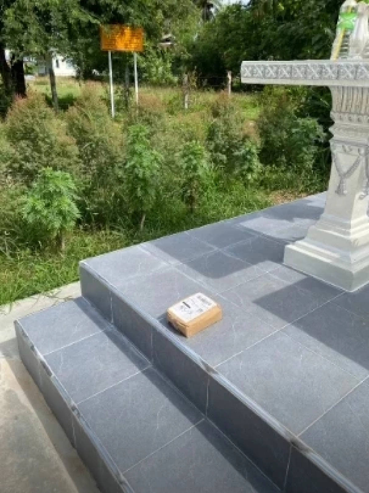 ขนส่งมักง่าย! วางพัสดุไว้หน้าศาลพระภูมิบ้านอื่น ต้องเดินหาเจ้าของให้