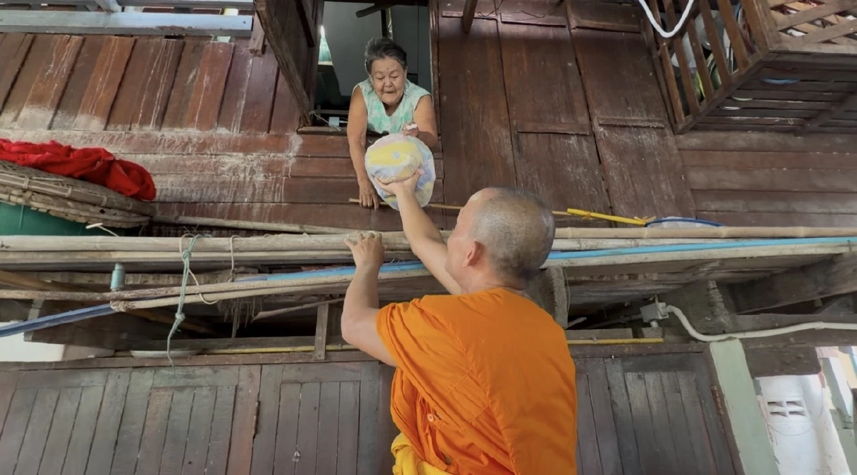 พระไม่ทิ้งโยม! เจ้าอาวาสวัดไทร พายเรือลุยน้ำท่วม แจกเสบียงถึงหน้าบ้าน