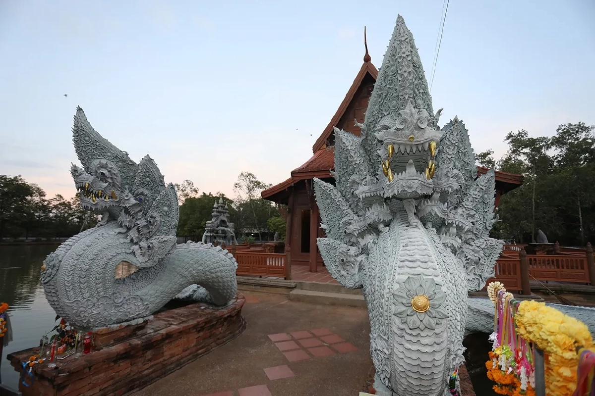 'ไหว้พญานาค' ออกพรรษา เชื่อช่วยหนุนดวงเสริมบารมีเงินทอง เปิดคาถาบูชานาคราช