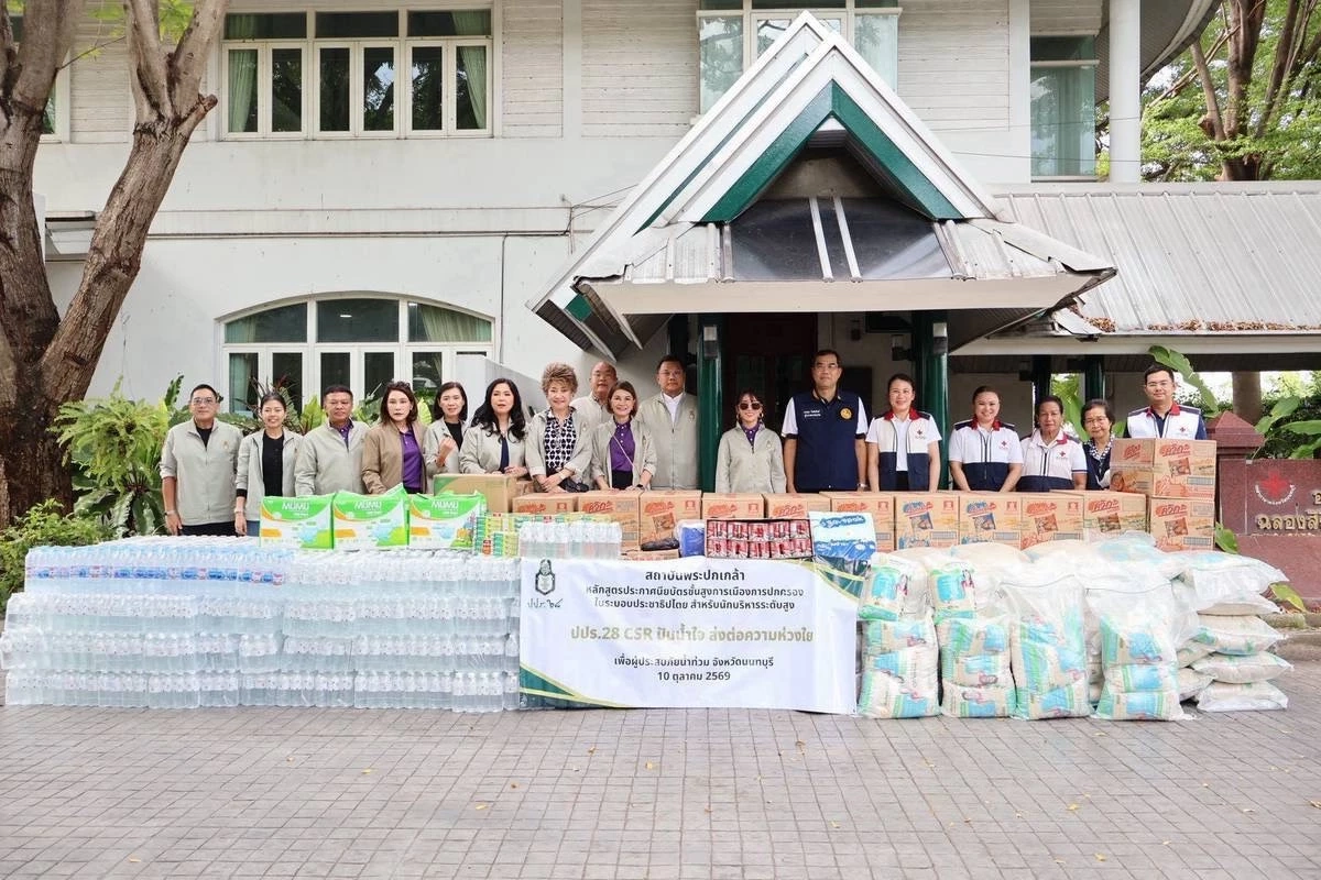 ปธ. - รองปธ.ปปร.28 ลุยนนทบุรีล่องเรือแจกถุงยังชีพ ให้กำลังใจชาวบ้าน
