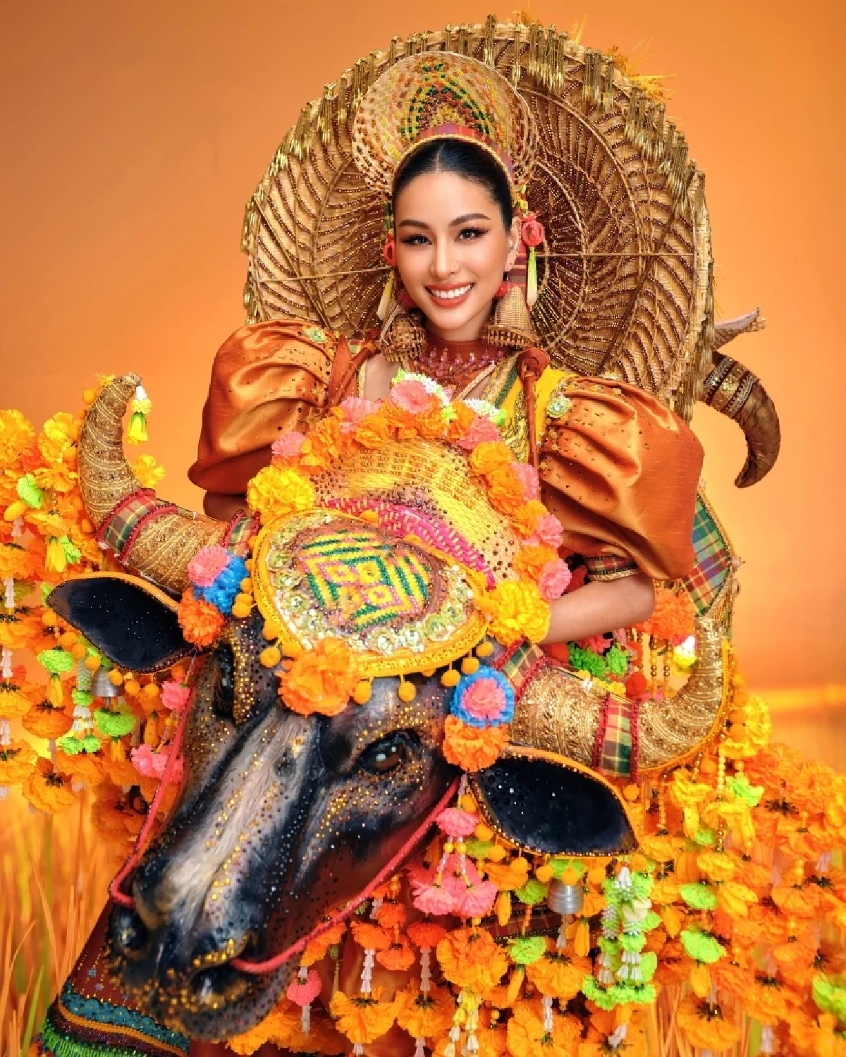 'หนิง ปัทมา' อวดชุดประจำชาติ 'The Royal Buffalo of Siam'พาอัตลักษณ์ไทยโกอินเตอร์