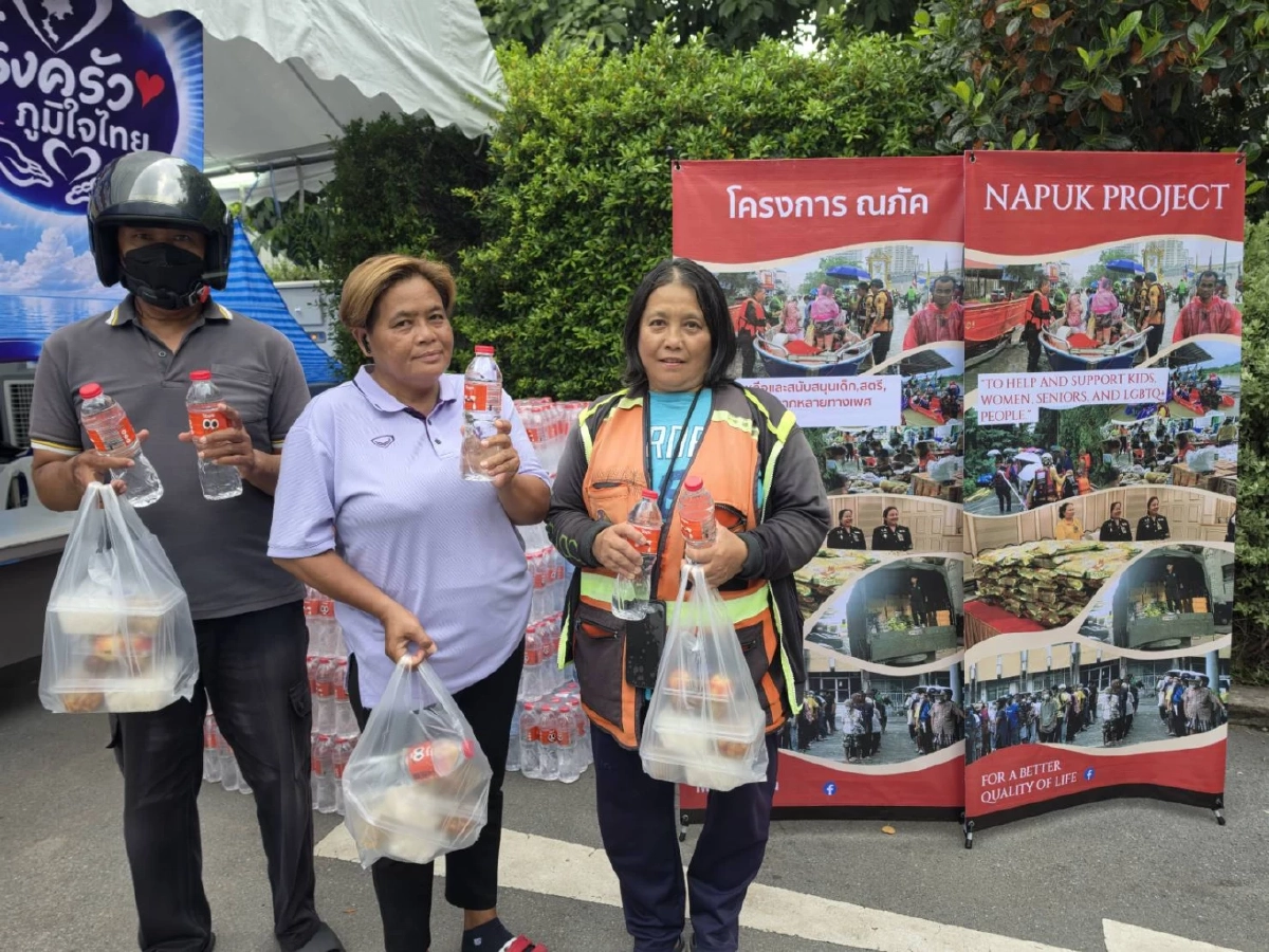 รวมดาราทำจิตอาสา ช่วยผู้ประสบภัยน้ำท่วม ขณะที่ "ฮันนี่" ส่งน้ำใจต่อเนื่อง