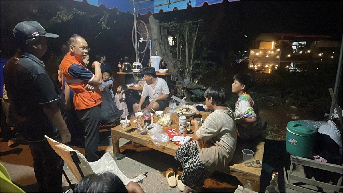 คลายเครียดน้ำท่วม ล้อมวงกินหมูกระทะ เผยท่วมทุกปี ปรับตัวอยู่ให้ได้