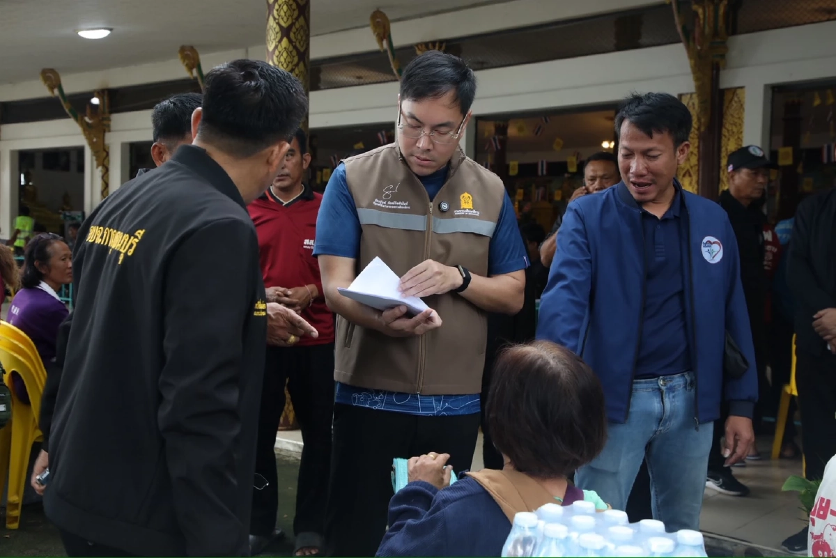 ‘อัครนันท์’ ผนึกกำลัง ‘ครู สกร.’ ลุยน้ำท่วม ช่วยชาวบ้านยื่นเยียวยา 9,000 บาท