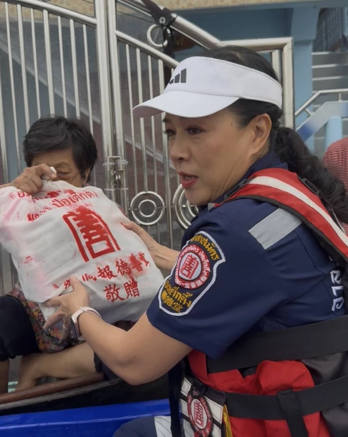 "กบ ปภัสรา" ลุยฝนลงเรือแจกของช่วยน้ำท่วม ลั่น! น้ำจะสูงแค่ไหน เราก็ไม่หวั่น