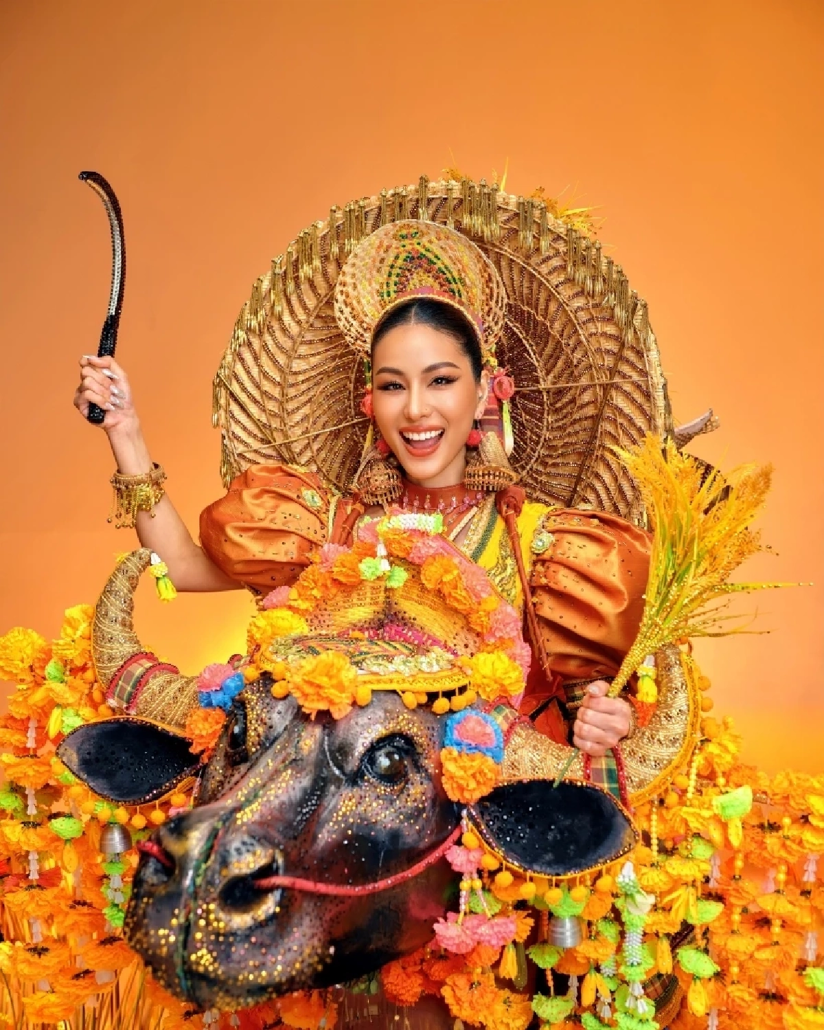 'หนิง ปัทมา' อวดชุดประจำชาติ 'The Royal Buffalo of Siam'พาอัตลักษณ์ไทยโกอินเตอร์