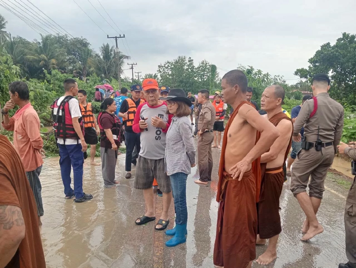 ระทึก! น้ำป่าพัดรถยนต์ พระสงฆ์-แม่ชี ตกลำห้วย ช่วยได้ 7 ค้นหาอีก 1