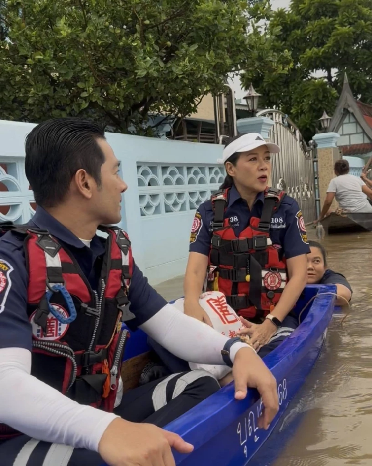 "กบ ปภัสรา" ลุยฝนลงเรือแจกของช่วยน้ำท่วม ลั่น! น้ำจะสูงแค่ไหน เราก็ไม่หวั่น